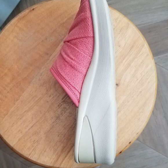 BZEES Smile Wedge slip-on sandals - Picture 2 of 7